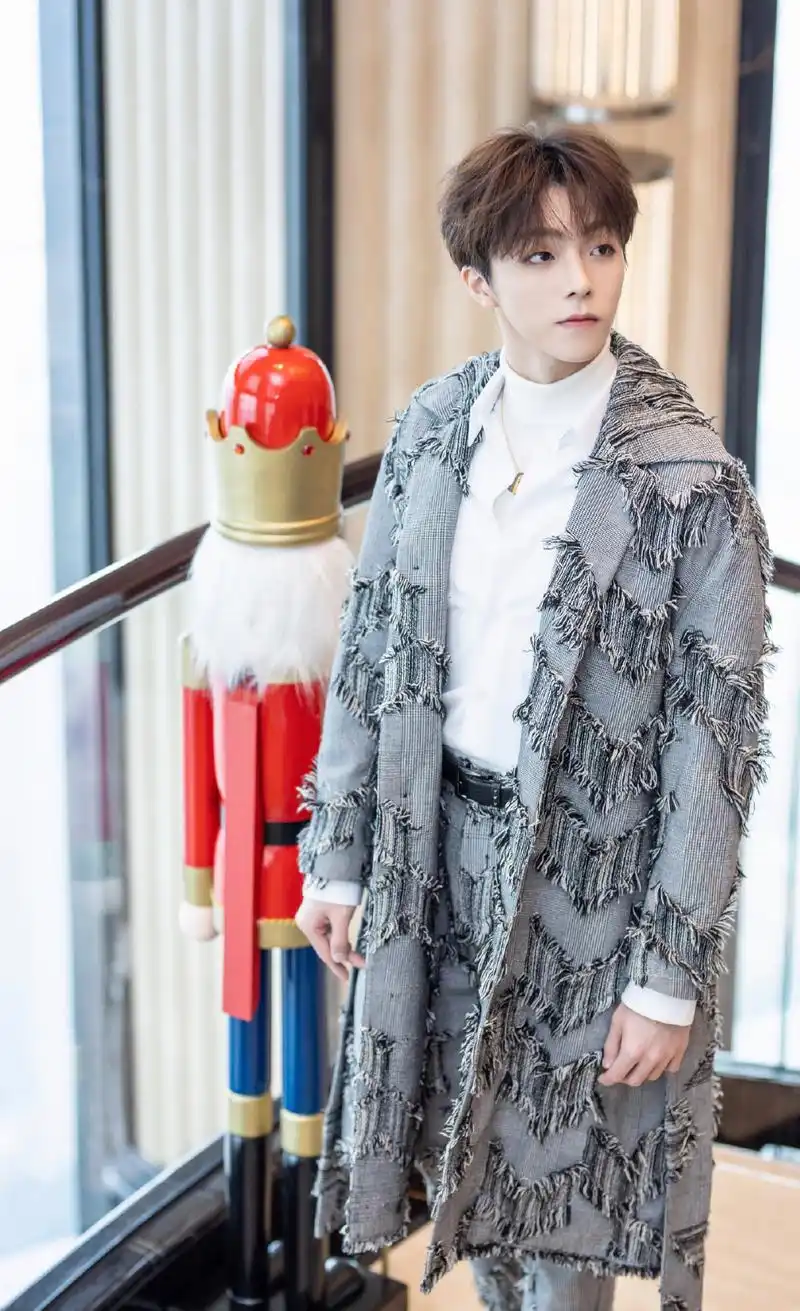 > 陈立农白衫阳光帅气写真图片(6/15)