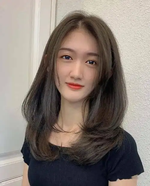 染个色会让发型看起来更有质感,茶棕色黑茶色棕色系或者亚麻色都是