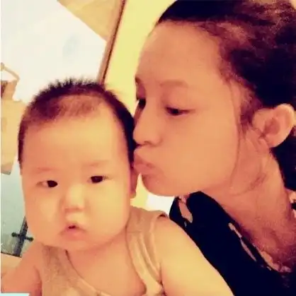 李沁亲吻林申儿子温馨有爱宝宝呆萌抢镜