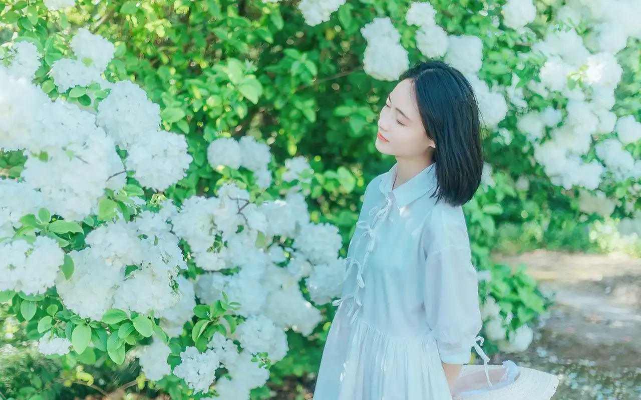 治愈系美女清新养眼户外写真桌面壁纸