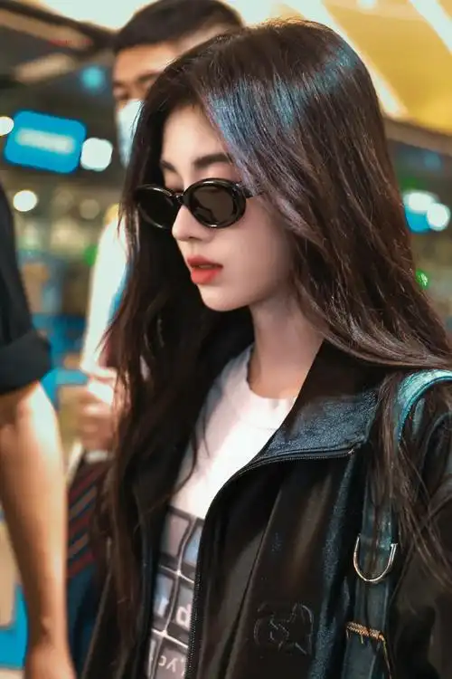 鞠婧祎机场造型