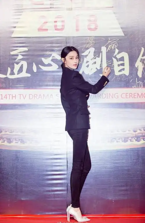 张馨予出席活动,一身西装秀满屏长腿,网友:终于不学范冰冰了!