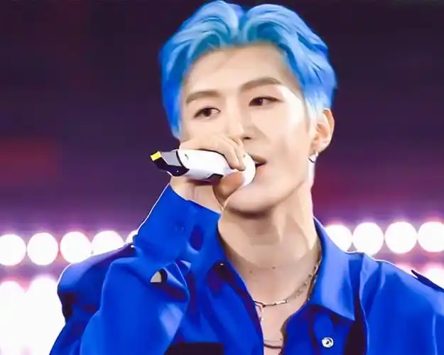 范丞丞蓝发造型