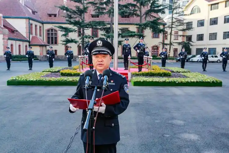 青岛市公安局隆重举行2022年元旦升国旗仪式