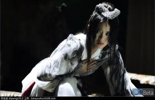 安以轩版的白骨精,楚楚动人,很是惹人喜欢,加上安以轩本人也是很靓