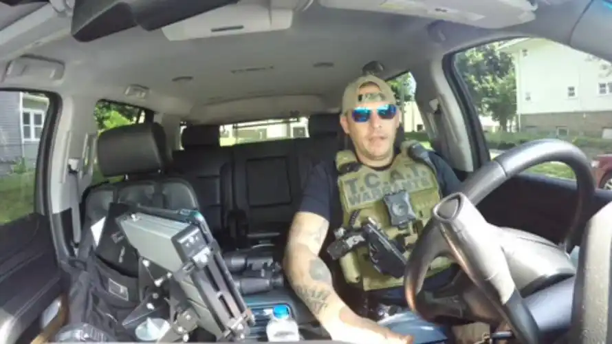 美国赏金猎人执法巧遇逃犯