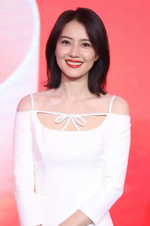 高圆圆一袭白色连衣裙清纯美丽 露锁骨大秀一字肩