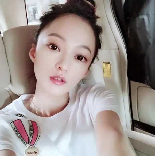 新晋美妆博主张韶涵自带高光素颜好肌肤