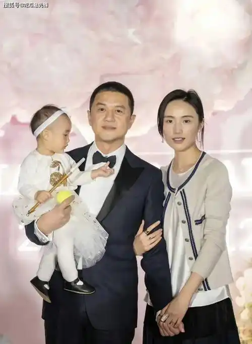 王菲前夫李亚鹏与孩子罕见同框,娇妻颜值超高,孩子长相甜美可爱似爸爸