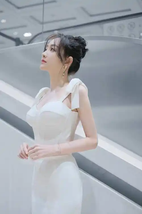 41岁杨蓉美出圈,穿小黑裙秀"人鱼身材",不婚不育确实挺抗老!