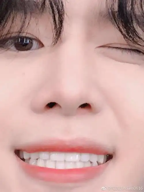 范丞丞粉丝800万晒魔性自拍自侃是表情包大户