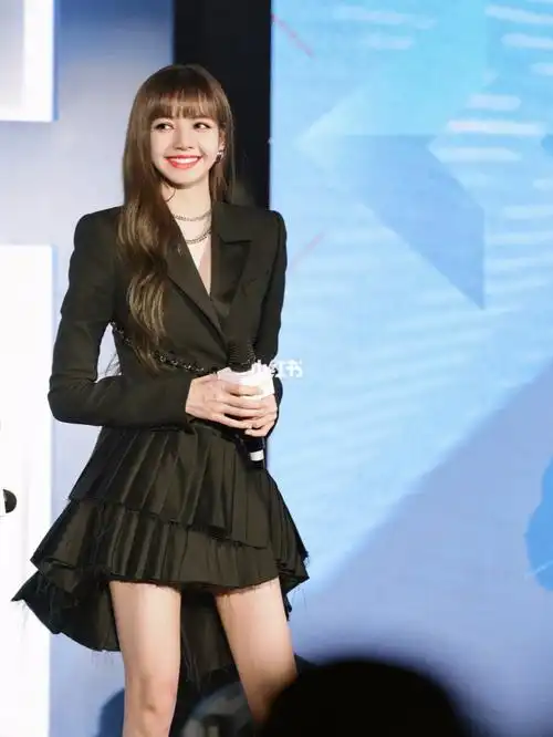 lisa活动穿搭甜豆沙的招牌笑容谁不爱