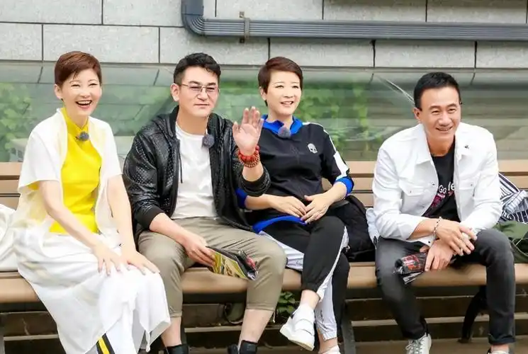 他是何冰同班同学与妻结婚30年零绯闻赚钱上交让妻过富太生活