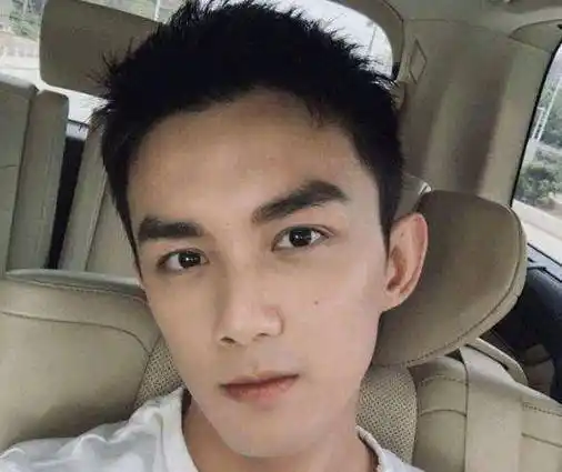 非常可爱,帮助了小君非常多,在观众心中的好感十足,当年的吴磊年龄小