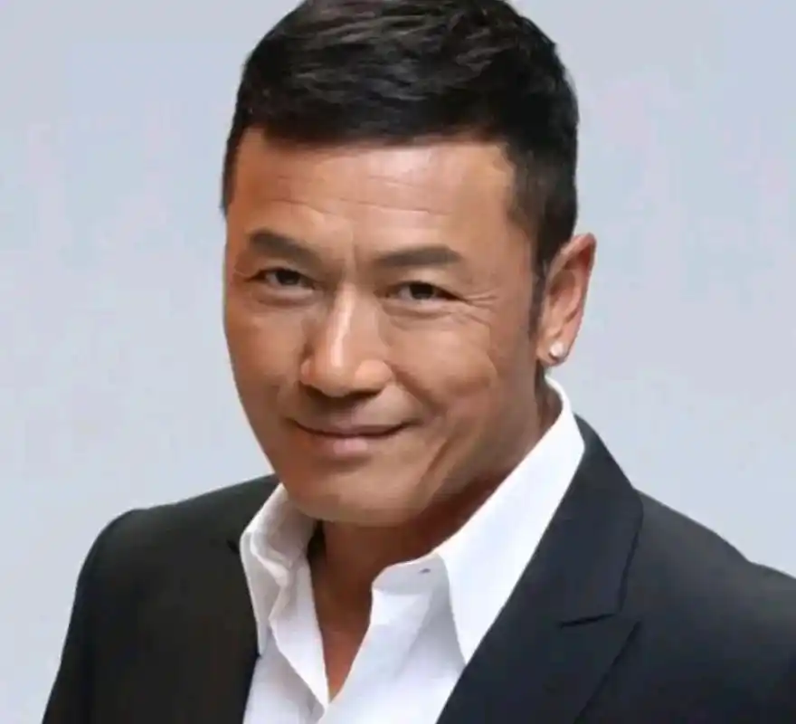 很难想象60多岁男人还能这么帅,苗侨伟还是依旧那么帅气