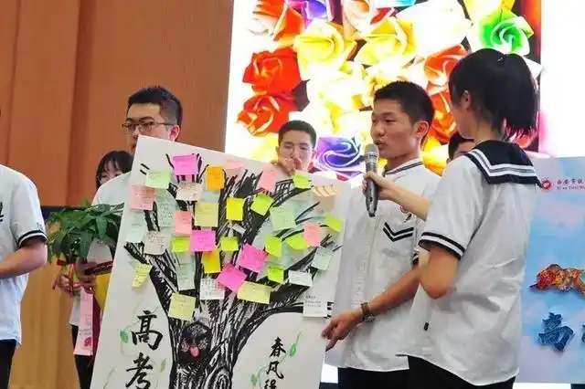 西安铁一中高三全体师生齐聚体育馆,为高考学子送上最诚挚的祝福