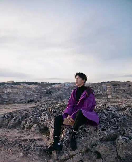 刘昊然旅行风景照释出恣意漫步意大利街头