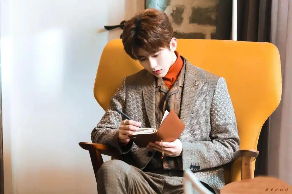 蔡徐坤壁纸:他是一个很好很值得的男孩,不爱请别伤害