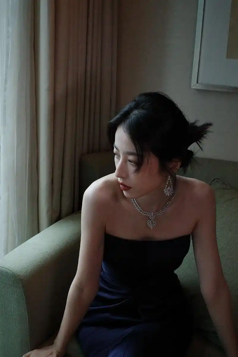 周雨彤蓝色抹胸连衣裙性感写真
