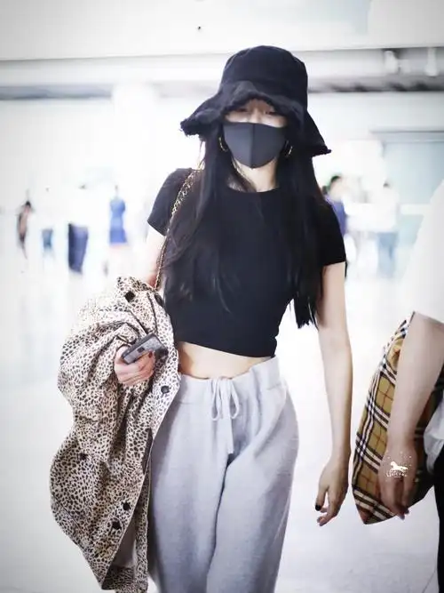 杨幂离婚后越来越性感穿露脐装走机场美得认不出