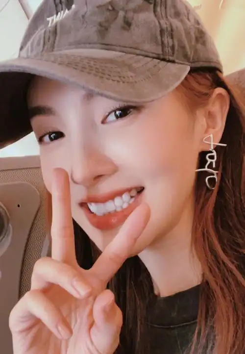 金晨晒怼脸自拍美照开心比耶心情好发文喜上加喜见者有份