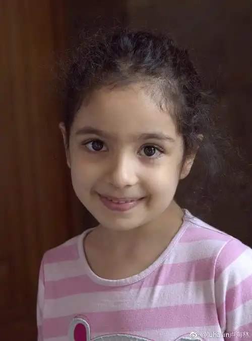 波斯小女孩天真可爱,笑脸如阳光般灿烂.