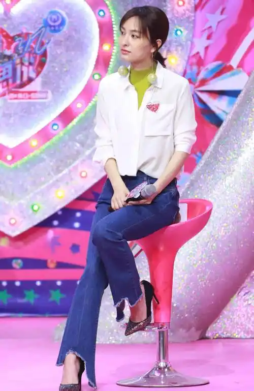 女明星们的高跟鞋美照,谁的最美?_尖头_黑色_凉鞋