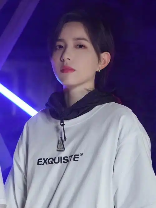 李斯丹妮请收敛你的美丽