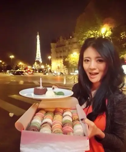 安以轩办豪华生日趴秀酥胸与女友互摸