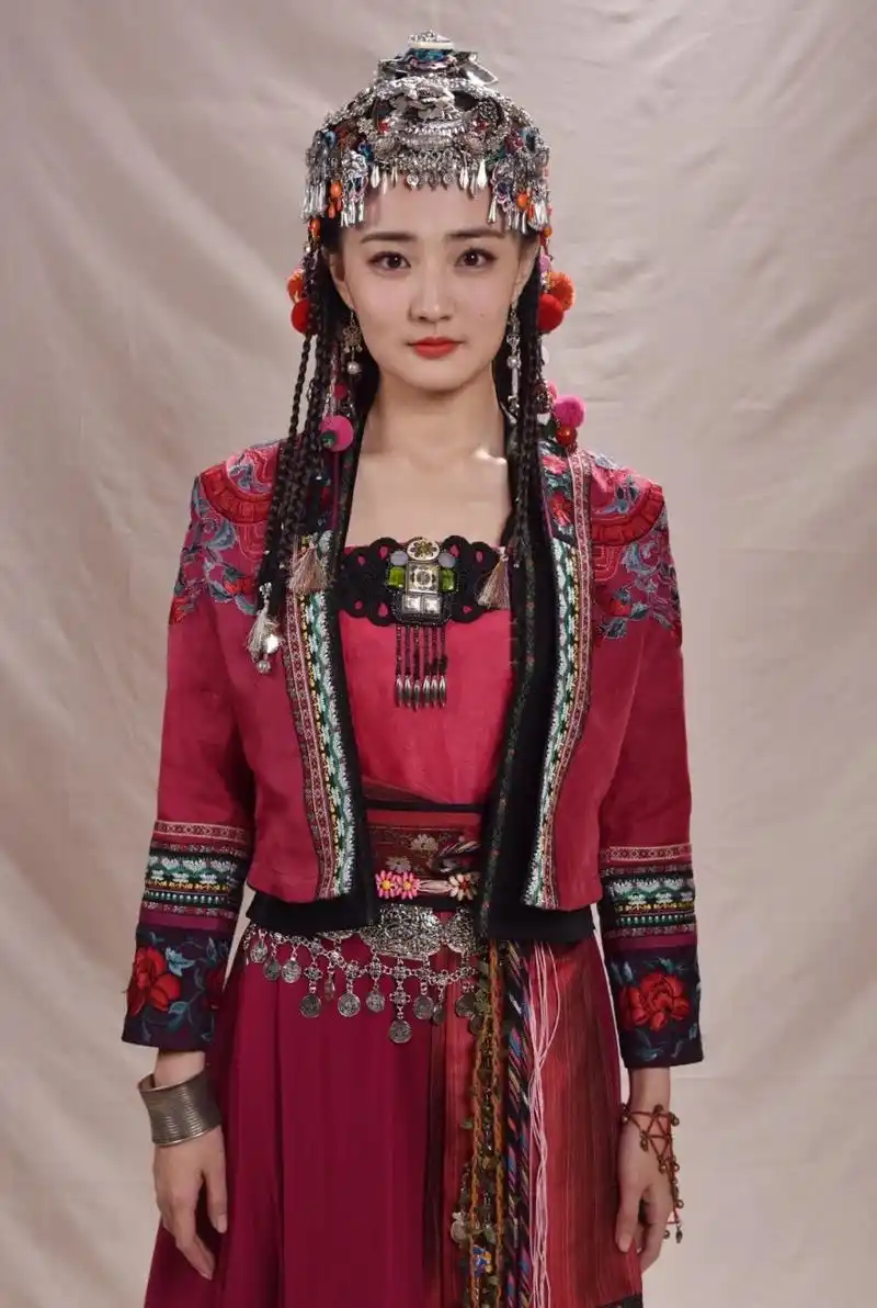 #娱乐# #时尚# #明星娱乐热点# 徐璐的古装造型写真,甜美的微笑还在,