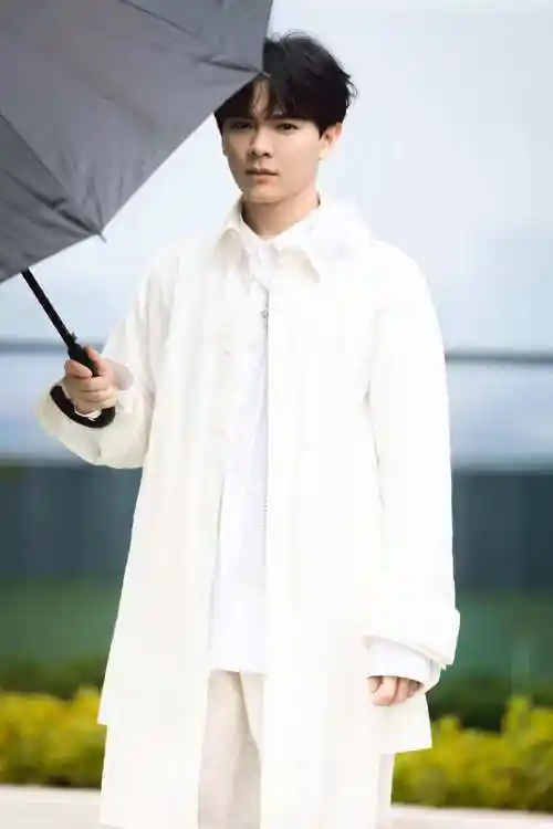 尤长靖打伞氛围感大片##尤长靖白色套装