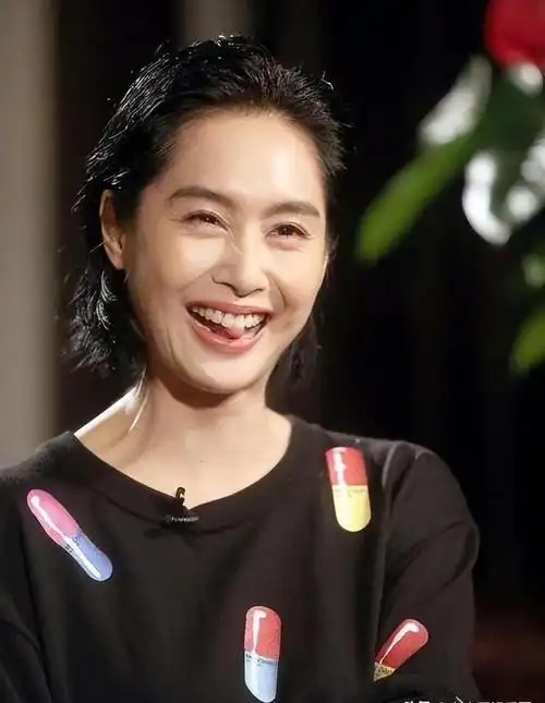 小白靴,黑丝袜,52岁的杨钰莹统统完美驾驭,中老年男粉依旧爱她