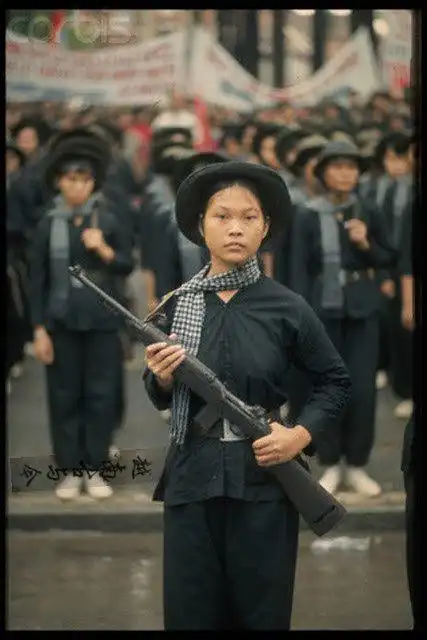 越战时期的越南女兵,牺牲芳华扛枪上战场反美救国