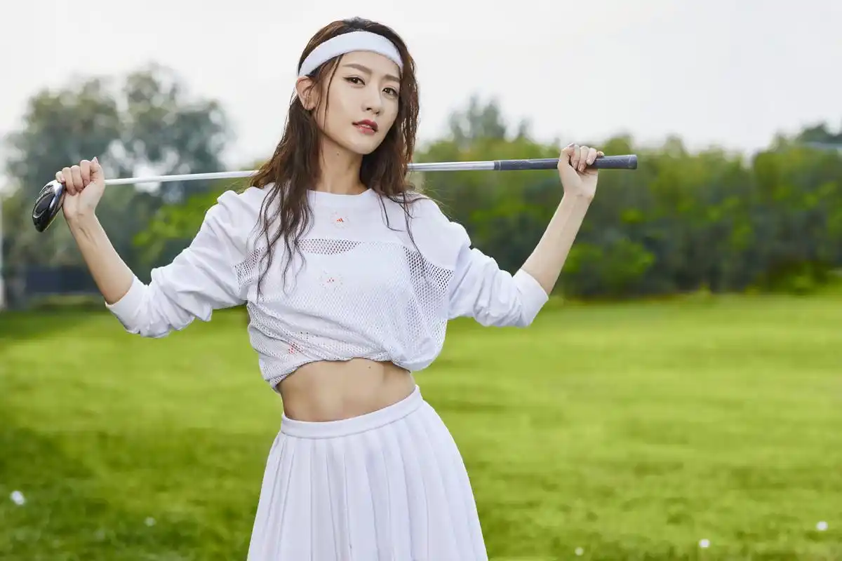 "京城四美"白冰:27岁嫁小丈夫,35岁独自带娃,婚姻背后有泪水