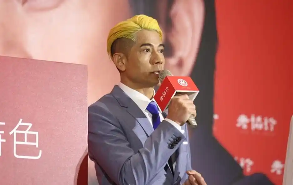 53岁郭富城造型刮"妖风"?金色大背头够狠了,却被美甲抢镜