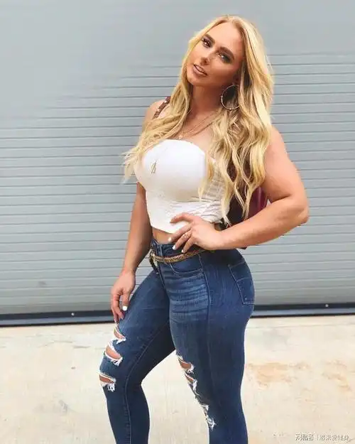 28岁肌肉女王翘臀腿粗相扑硬拉210kg自信展示丰腴身材