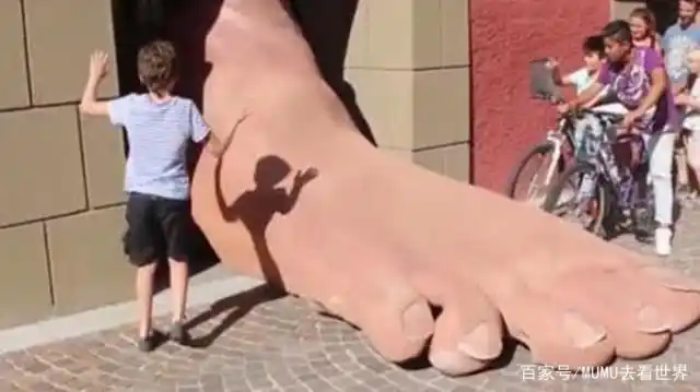 国外街头惊现巨型"大脚",看到路人就狂踩,人们却心甘情愿被踩