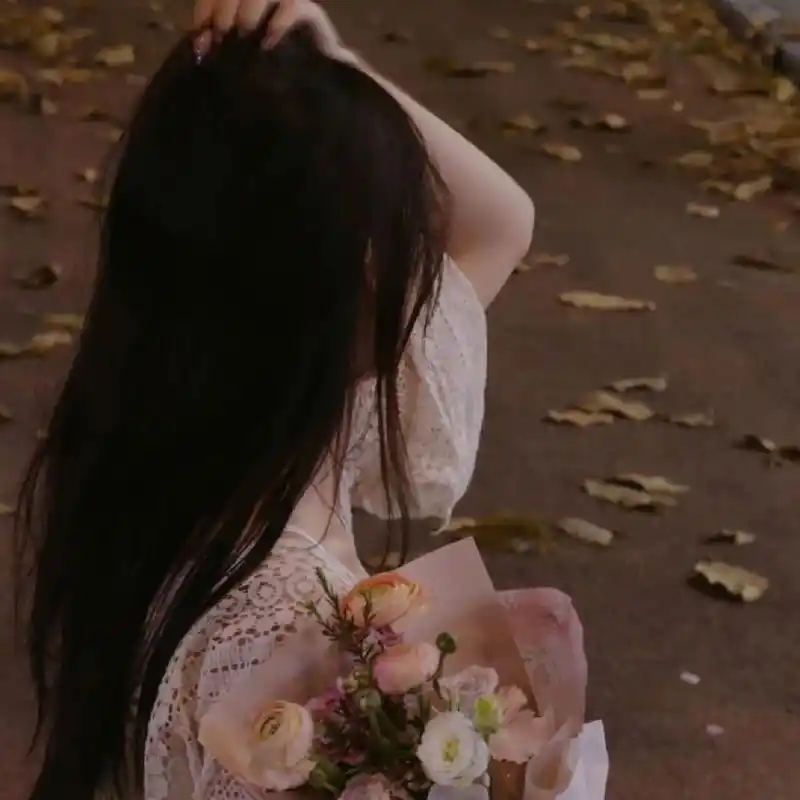 女生头像,侧面背影,伤感女生头像 有时候会想要逃离世界 放在心里没说