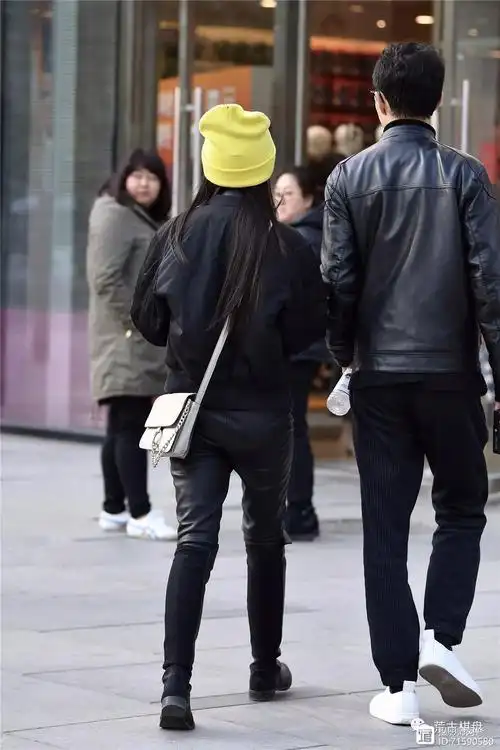 街拍那些双双对对逛街情侣用最普通的方式做爱情保鲜