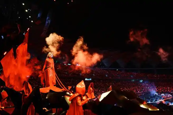 蔡依林超话    红衣女王,统御全场.