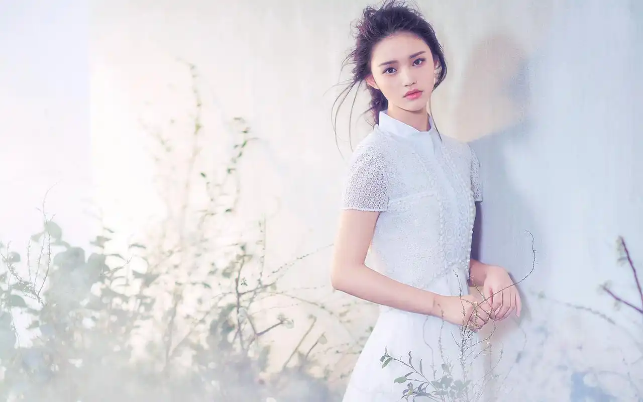 星女郎林允梦幻性感写真电脑桌面壁纸高清大图预览2560x1600_大陆明星