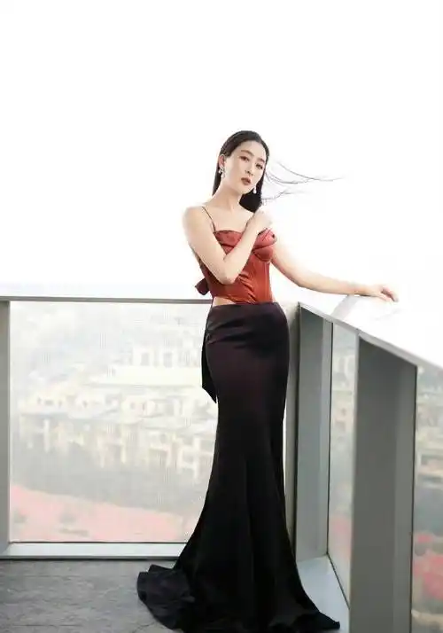 马苏和许佳琪同穿抹胸套装参加活动,一个高贵靓丽,一个娇艳可人_裙子