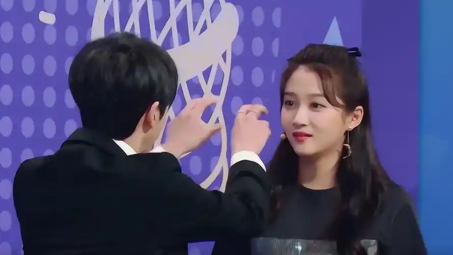 华晨宇给关晓彤传递两人的动作好可爱俊男靓女看着就养眼