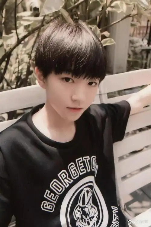 网友与王俊凯在重庆的奇妙相遇,评论区惊现王俊凯发小