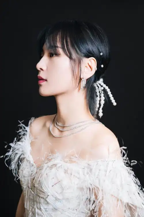 周笔畅金鹰节献唱 白羽轻柔梦幻唯美