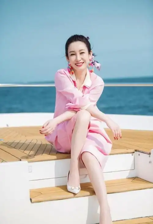 秦海璐穿粉色衣服太嫩了,脸蛋还是小姑娘神态,仿佛回到18岁