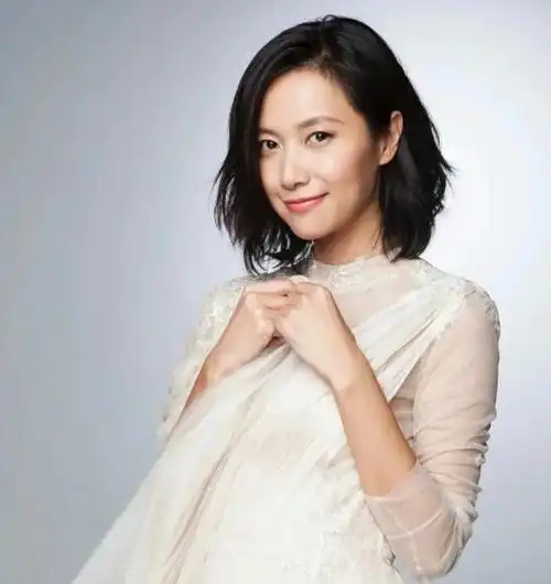 徐静蕾晒生活照,穿短裤打高尔夫,不美白不修腿看得出老态却舒服