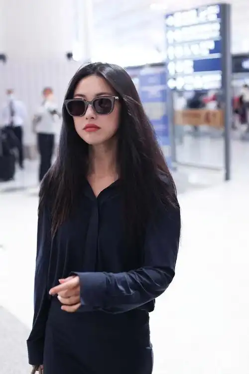 朱珠身穿衬衫搭配修身半裙现身机场 墨镜红唇妩媚动人