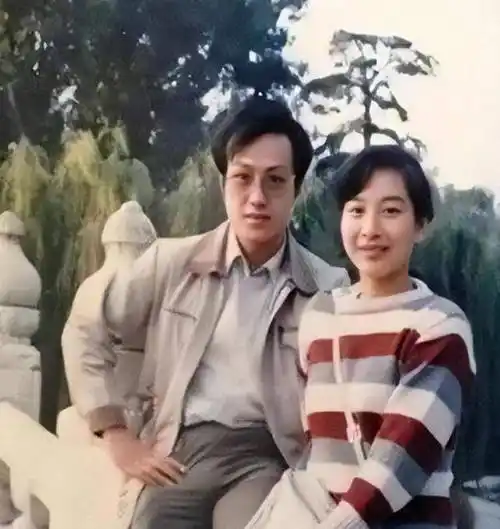 在丈夫罗京葬礼上哭晕,去世7年后改嫁富商,刘继红生活怎么样?