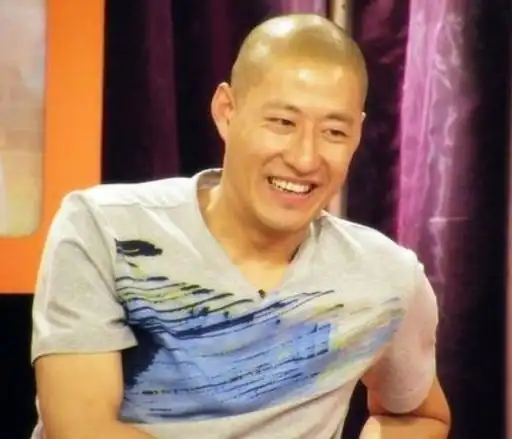 回顾于震二婚娶小13岁娇妻婚后连生三胎今一家五口其乐融融